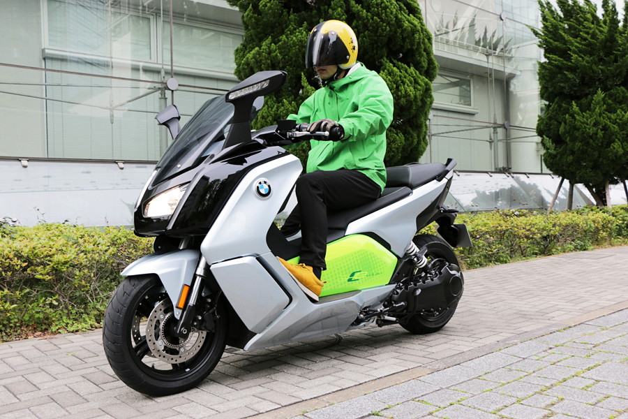 未来を感じる軽二輪クラスの電動バイク Bmw C Evolution で 駆け抜ける歓び を実感 価格 Comマガジン