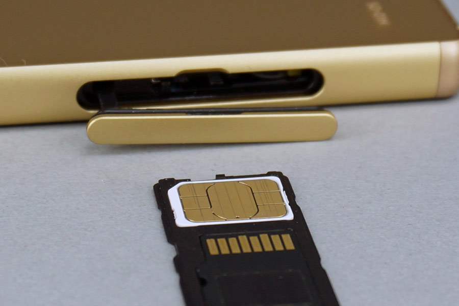 8��1�������肳���SIM���b�N�̉����������L�����A�ʂɉ��