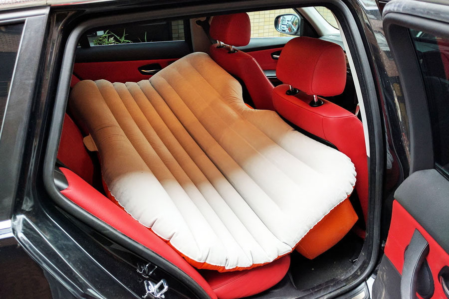 車の中にベッド 車中泊が快適になる後部座席用のエアーベッド 価格 Comマガジン