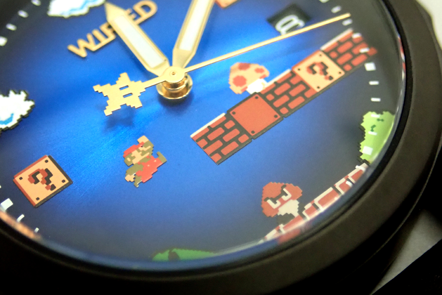 ファミコンの画面と比較！ スーパーマリオの“1-1面”を再現した腕時計 