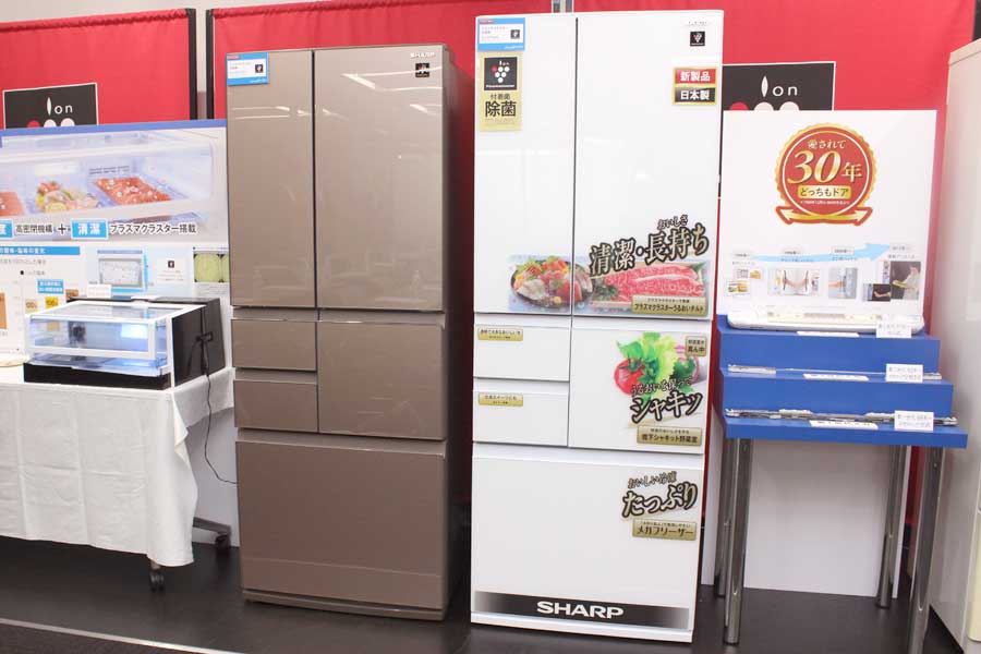 シャープ冷蔵庫が“電動どっちもドア”に進化！ 14年ぶり液晶付きでIoT化 
