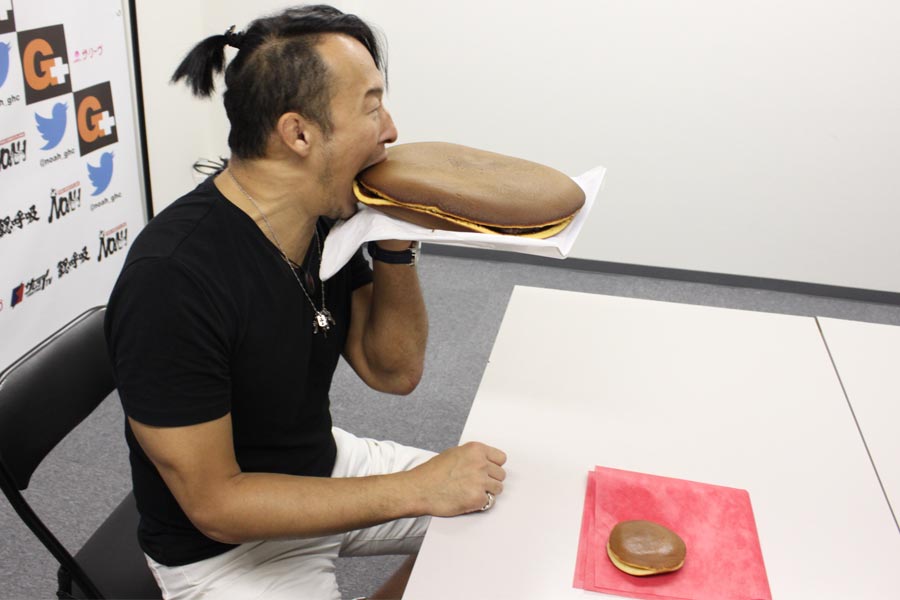 夢みたい 直径30cm 重さ2kgの超巨大どら焼きを食べてみた 価格 Comマガジン 夢みたい 直径30cm 重さ2kgの超巨大どら焼きを食べてみた 価格 Comマガジン