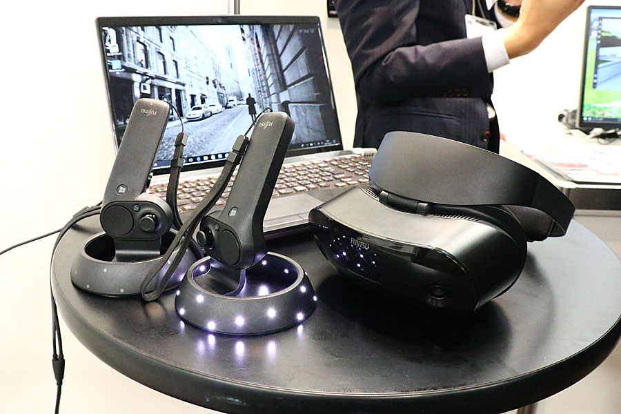 家庭用VR普及なるか？ 富士通がWindows Mixed Reality対応ヘッドセット 