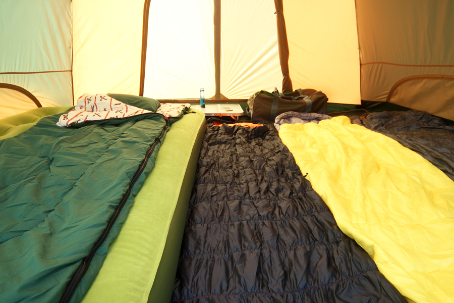 快適なファミリーキャンプは寝室にあり！ 快眠できるシュラフとマット