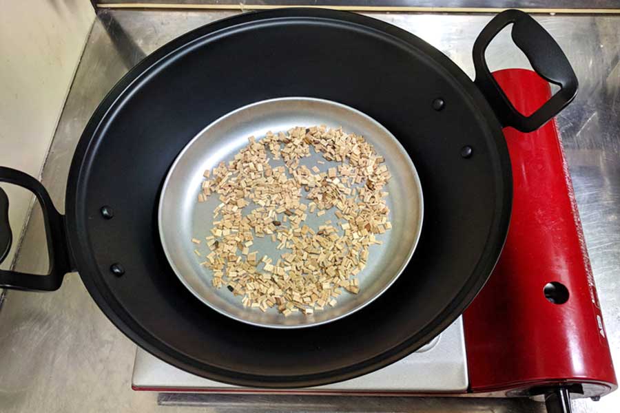 キッチンで燻製が作れる 煙を閉じ込める 鉄製燻製鍋 で本格スモーク生活 価格 Comマガジン