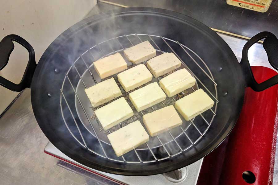 キッチンで燻製が作れる 煙を閉じ込める 鉄製燻製鍋 で本格スモーク生活 価格 Comマガジン