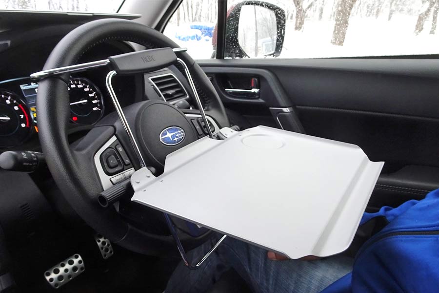 車内での食事にはコレ！ ハンドルやシートに付けられるテーブル・ホルダー5選 - 価格.comマガジン