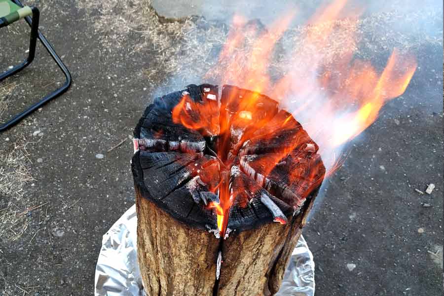 丸太を使った伝統の焚き火「スウェーデントーチ」が冬のキャンプに最適！ - 価格.comマガジン