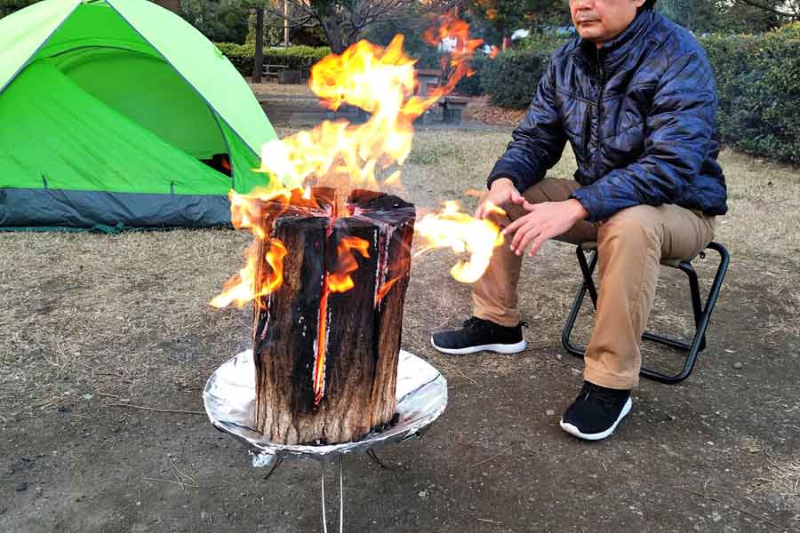 丸太を使った伝統の焚き火「スウェーデントーチ」が冬のキャンプに最適！ - 価格.comマガジン