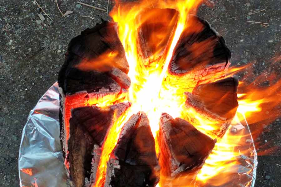 丸太を使った伝統の焚き火 スウェーデントーチ が冬のキャンプに最適 価格 Comマガジン
