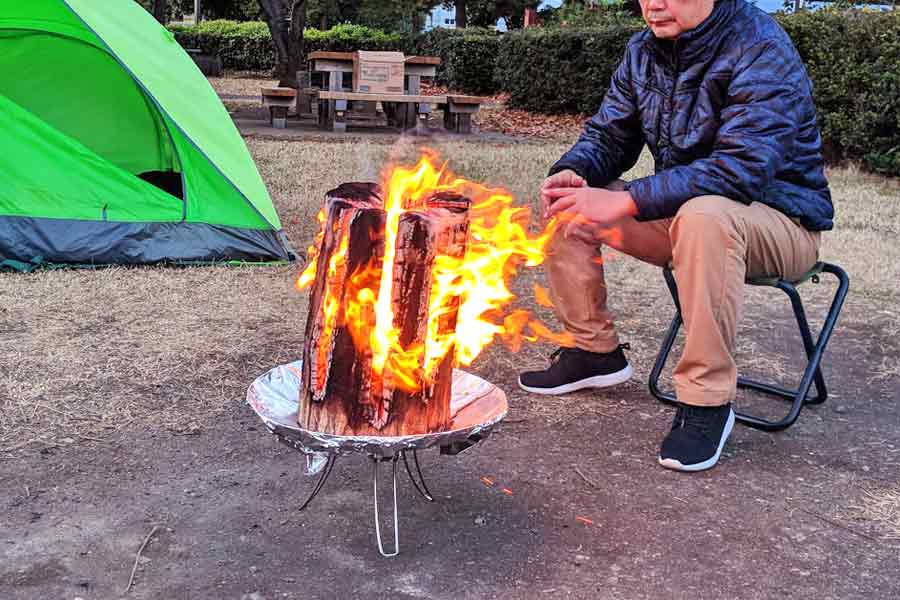 丸太を使った伝統の焚き火「スウェーデントーチ」が冬のキャンプに最適！