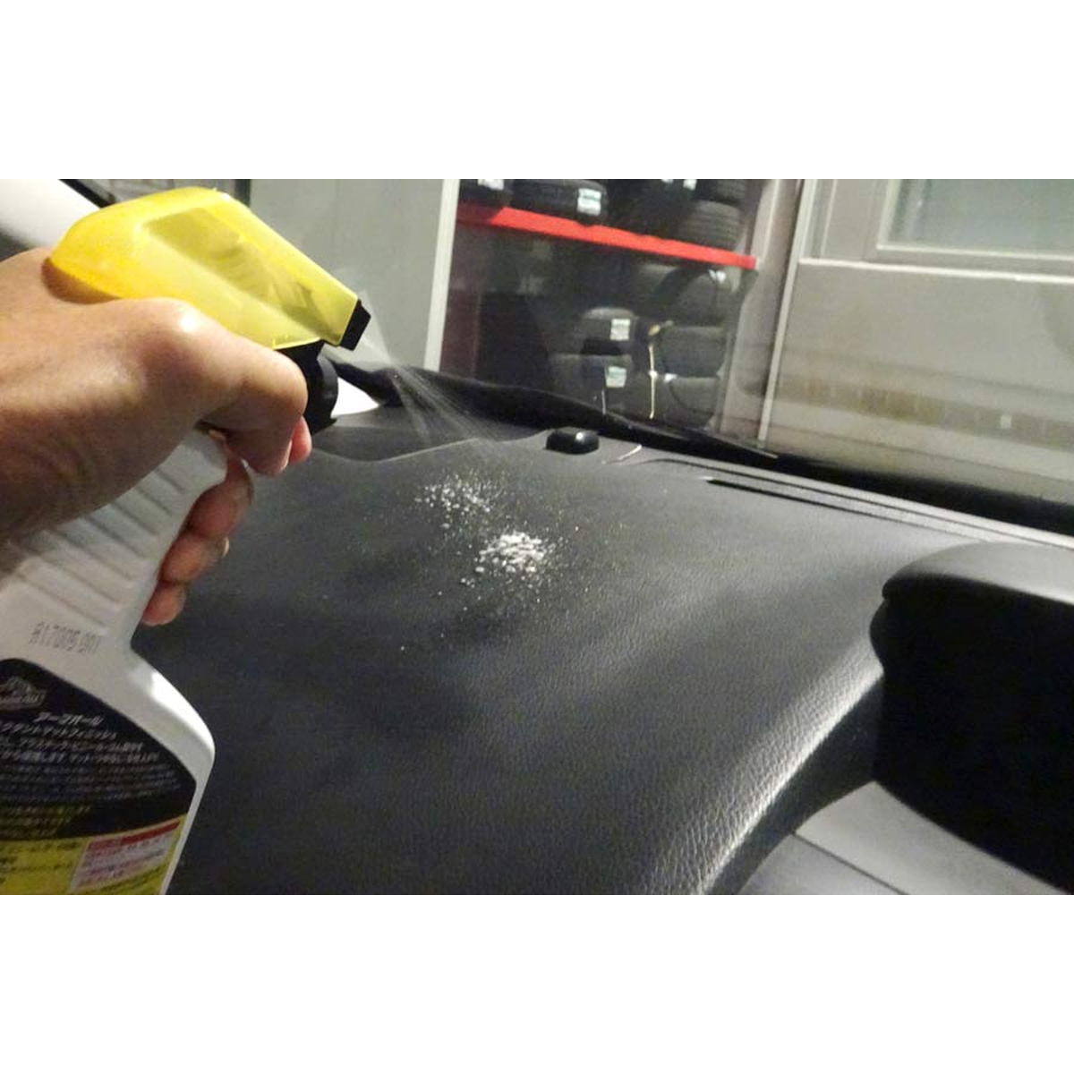 ダッシュボード、ドア、シート。車内の汚れは“内装用スプレー”でお掃除♪