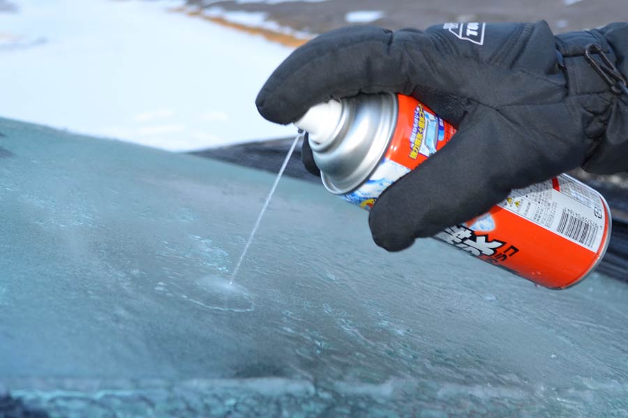 どれが最強!? クルマのガラスの氷を溶かす「解氷スプレー」5種比較 - 価格.comマガジン