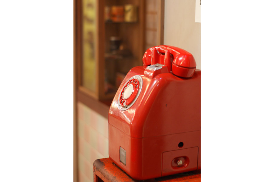 懐かしの 赤電話 がミニチュア貯金箱に ギミックの再現度に感涙 価格 Comマガジン
