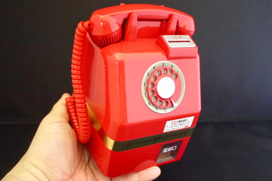 懐かしの「赤電話」がミニチュア貯金箱に！ ギミックの再現度に感涙