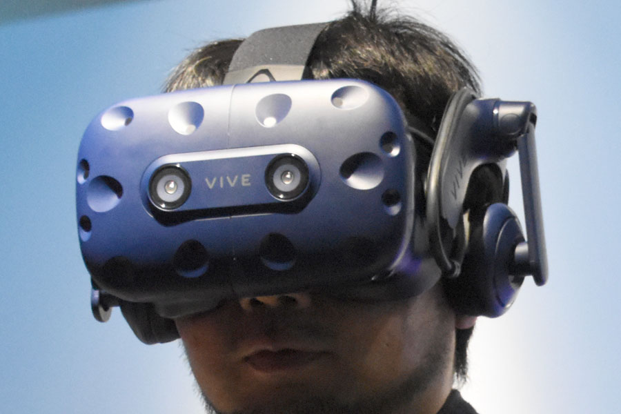 VR×ギャラガ」の夢コラボを最新VRヘッドセット「HTC Vive Pro」で体験 