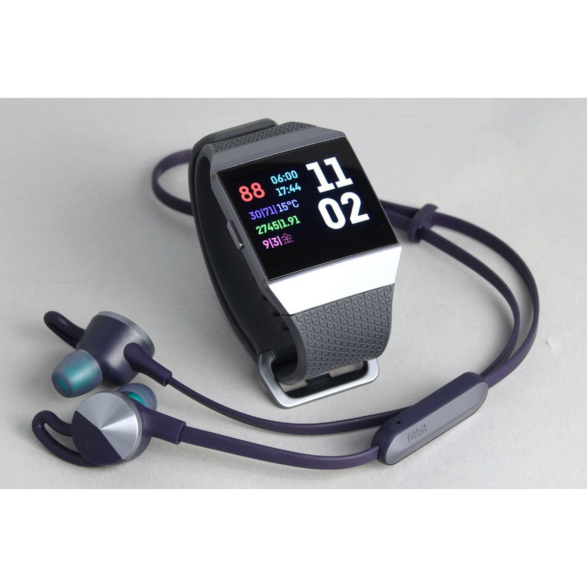 Fitbit̃X}[gEHb`uIonicvƃCzuFlyervA1r[