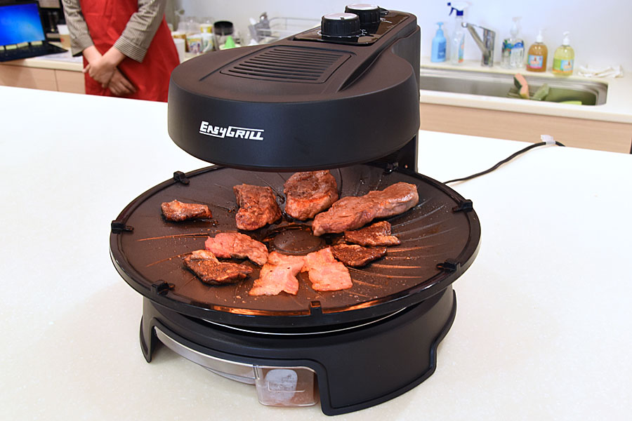 肉が360°回る！ 焼肉の煙や油ハネが少ない“技ありホットプレート