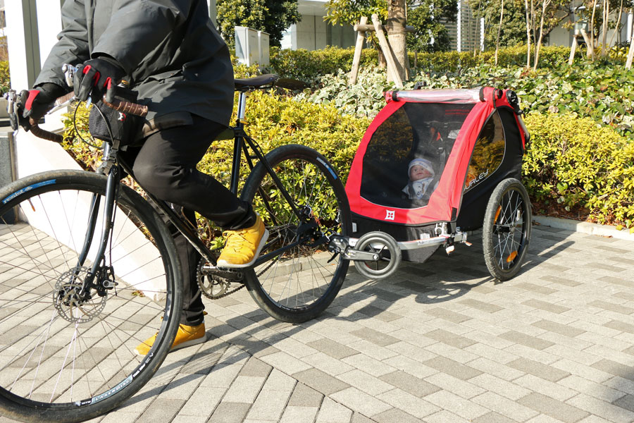 自転車で引く“チャイルドトレーラー”「ハニービー」の快適さに子どもが ...