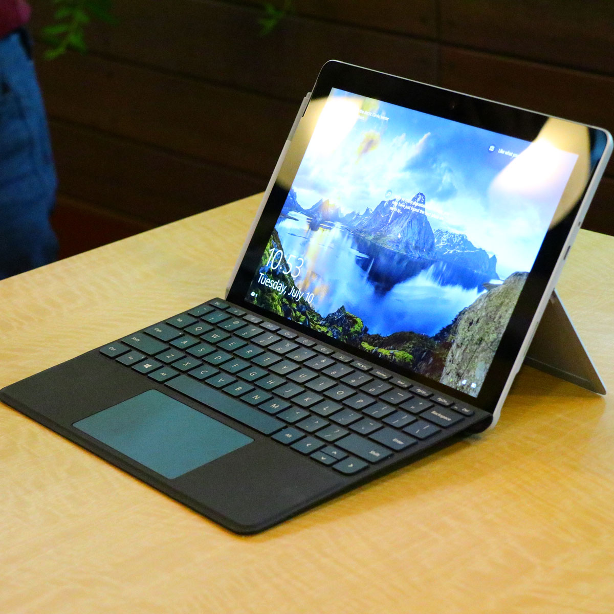 ���ꂻ���ȗ\���I ���{�l�D�݂̏������Čy���uSurface Go�v�o��