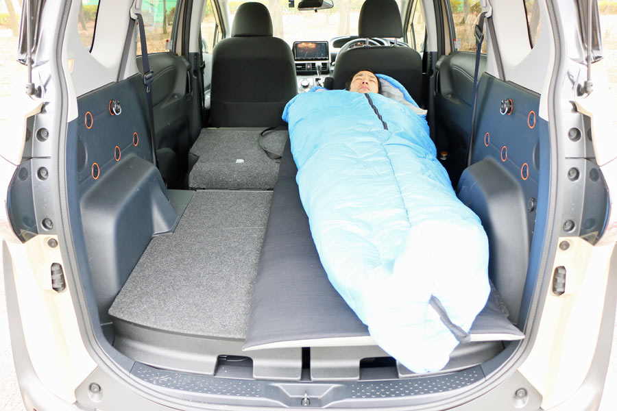 車内で寝転んだ写真付き 快適な車中泊ができる自動車はコレだ 価格 Comマガジン
