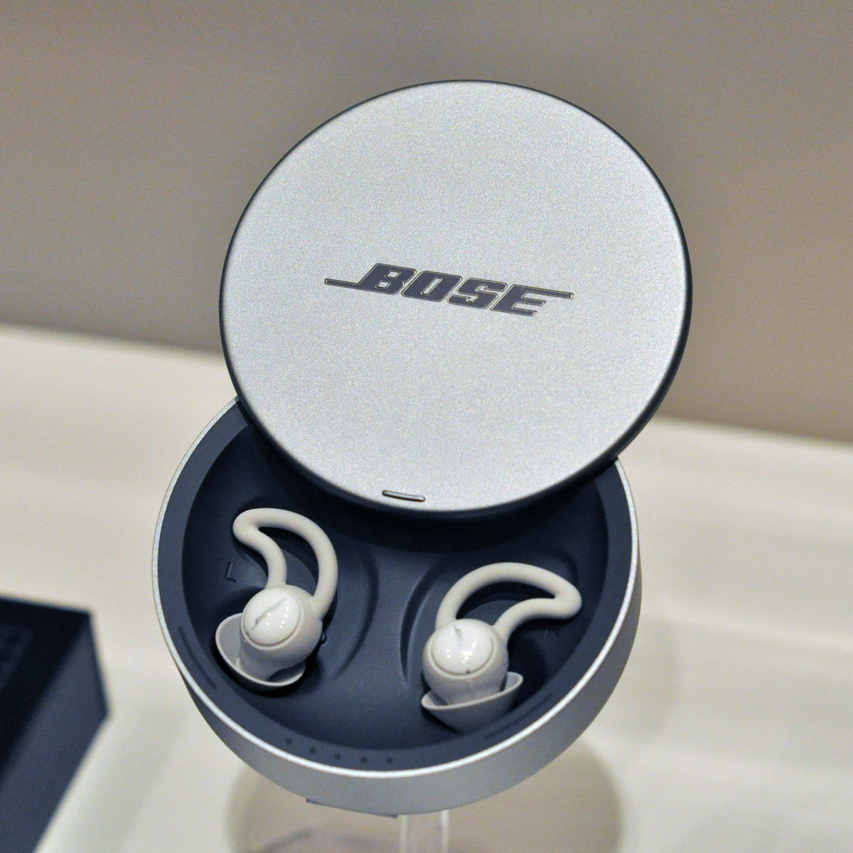 QȂgCz^foCXuBOSE NOISE-MASKING SLEEPBUDSvɓ{㗤I