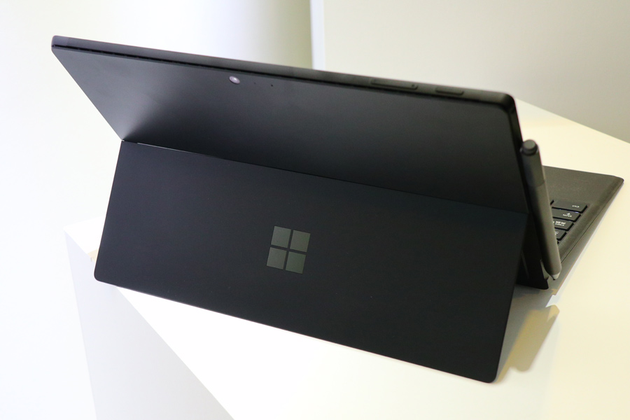 Surface」の新色ブラックモデルはUSBポートの奥まで真っ黒 - 価格.com 