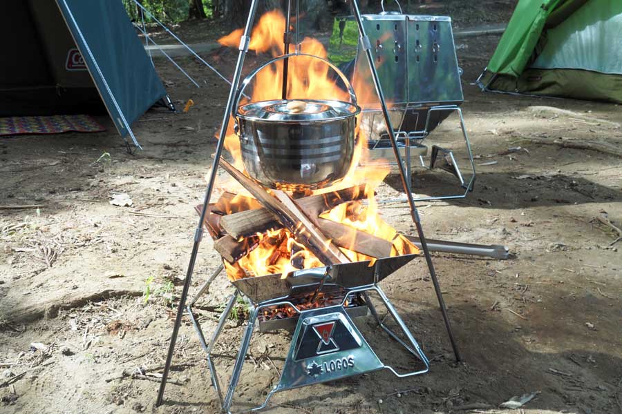 楽しくてウマい！ 焚き火台で作る“吊り鍋料理”と“オーブン料理”に初