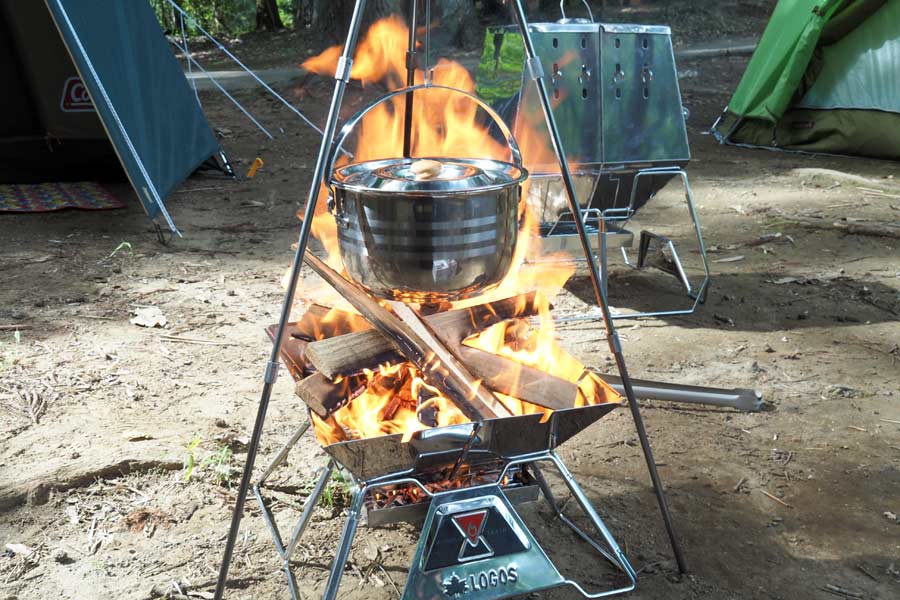 楽しくてウマい！ 焚き火台で作る“吊り鍋料理”と“オーブン料理”に初挑戦!! - 価格.comマガジン