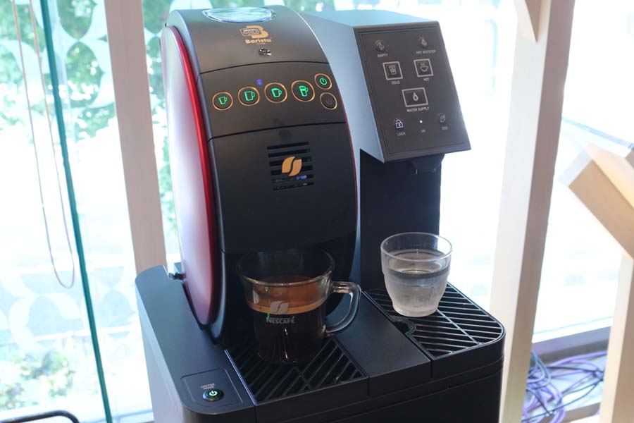 ネスレ×アクアクララ、日本初のコーヒーマシン一体型ウォーター