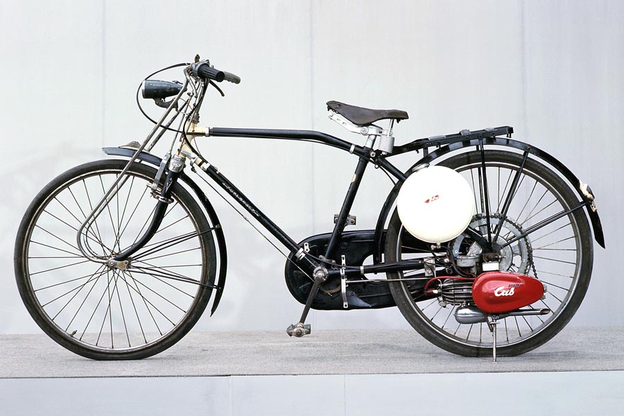 振り返られるほどのルックス 自転車のようなバイク モペット が意外に楽しい 価格 Comマガジン