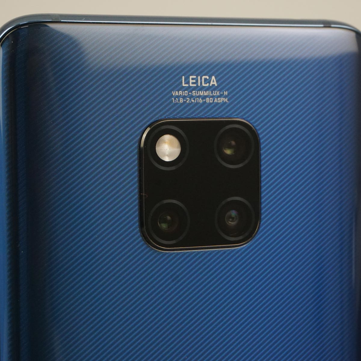 ����ő���Android�X�}�z�A�\�t�g�o���N�ŁuHuawei Mate 20 Pro�v���r���[