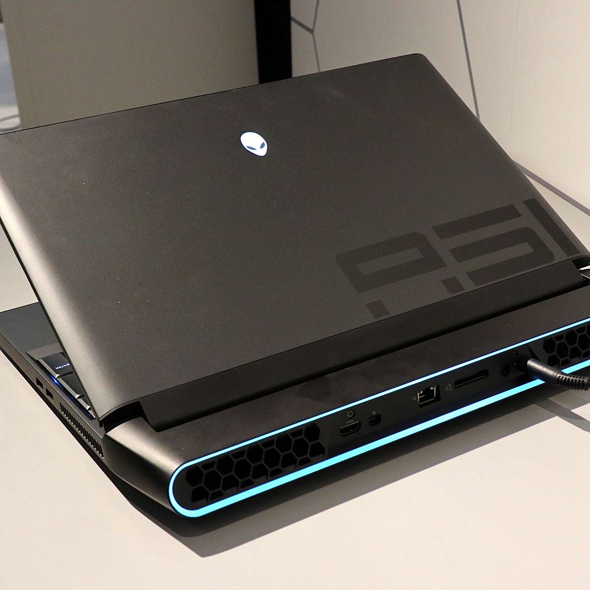 fAfXNgbvpCPUڂ̒nCXybNQ[~Om[guNEW ALIENWARE AREA-51mv