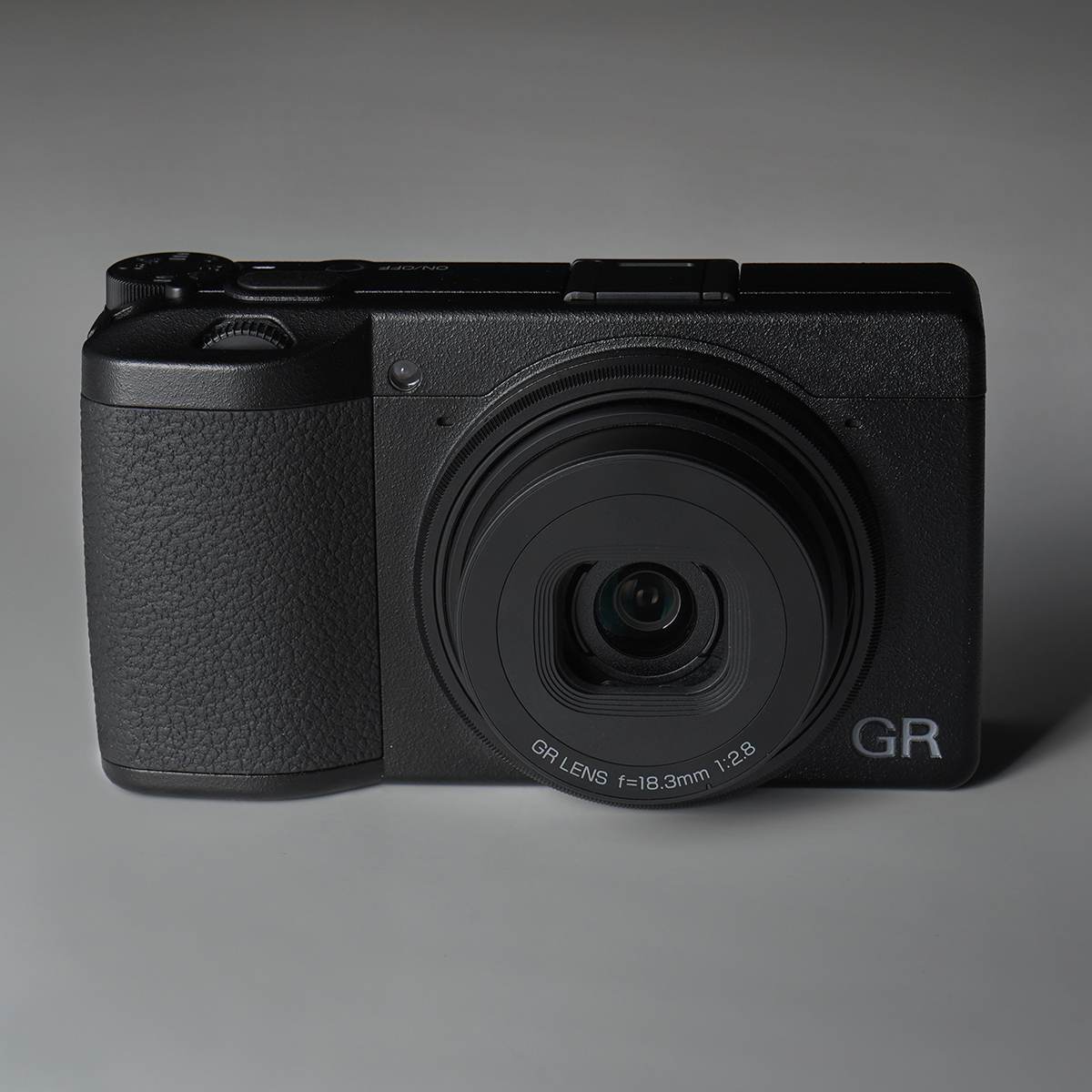 ����Ȃ�g�[���h�𐋂����X�i�b�v�V���[�^�[�A���R�[�uGR III�v���r���[