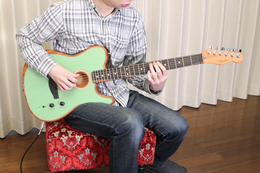 エレキとアコギが合体 Fenderの新感覚ギター Acoustasonic をストラト使いが弾いてみた 価格 Comマガジン