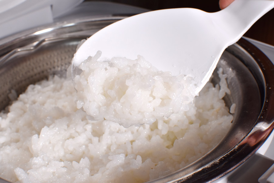 糖質カット炊飯器どっちがウマい？ 水多め炊飯 VS. 米粒状加工品