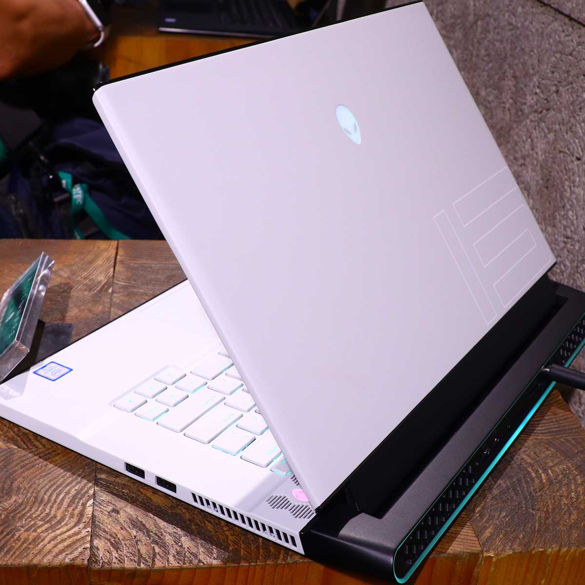 fAXptȃQ[~Om[gPCuNEW ALIENWARE m15/m17v