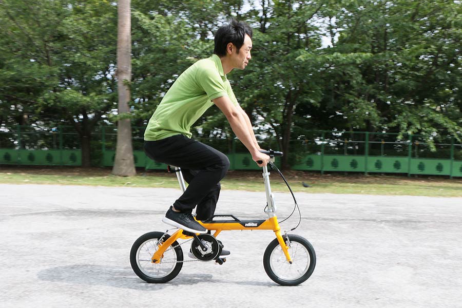30秒かからずに輪行準備完了！ モバイルバッテリーで走る電動アシスト自転車「アウトランクe」 - 価格.comマガジン
