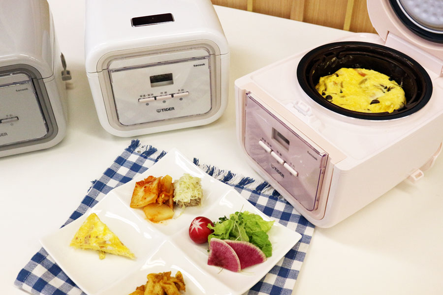 冷凍ごはんもおいしい！ ごはんとおかずが同時に作れる炊飯器「tacook 