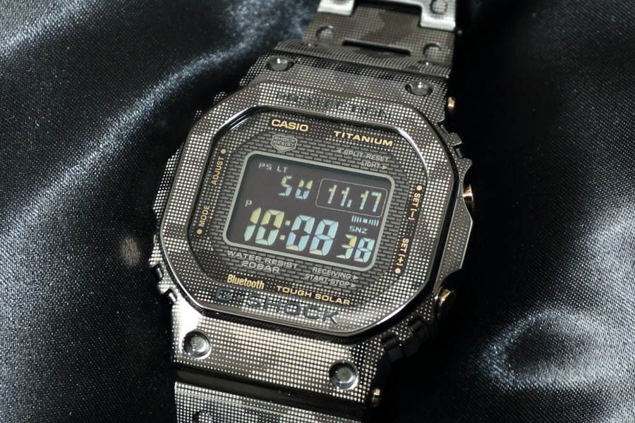 G-SHOCK」からフルチタンの「5000」が初登場！ レーザー彫りの迷彩柄が 