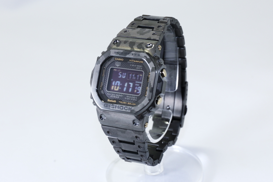 G-SHOCK」からフルチタンの「5000」が初登場！ レーザー彫りの迷彩柄が 