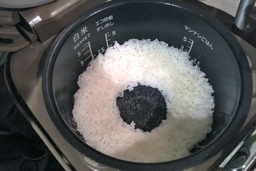 いつもの炊飯器で米とおかずを同時調理!? 魔法のカップで自炊がラクに
