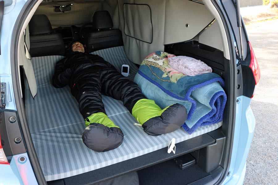 ワークマンの防寒着は寝袋代わりになる ドラマ 絶メシロード のロケ地で車中泊してみた 価格 Comマガジン