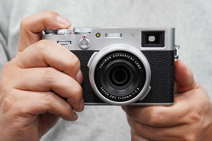 速報！ 富士フイルムの新しい高級コンデジ「X100V」がベールを脱いだ 