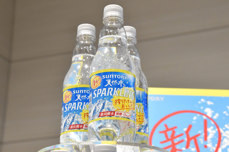 炭酸が苦手な人に朗報！ 甘くない無糖の“サントリー天然水レモン”誕生 - 価格.comマガジン