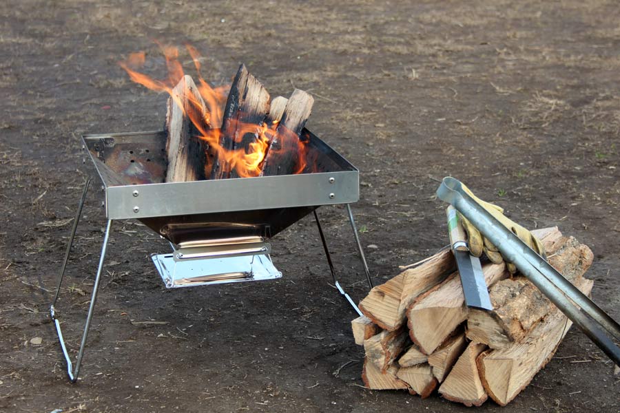普通の焚き火台が調理に特化した「かまど型」に変身する「ファイア 