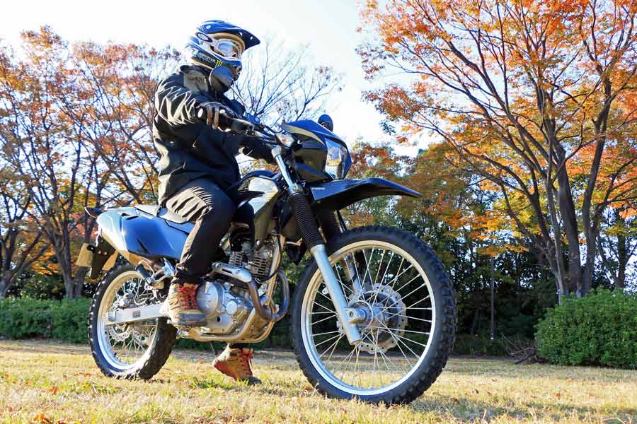操るおもしろさにハマる カワサキのオフロードバイク Klx230 の魅力を語らせてくれ 価格 Comマガジン