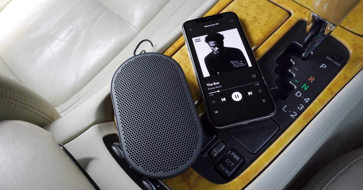 車にBluetoothスピーカーを置いて音楽再生するコツ！ 製品の選び方とポイント