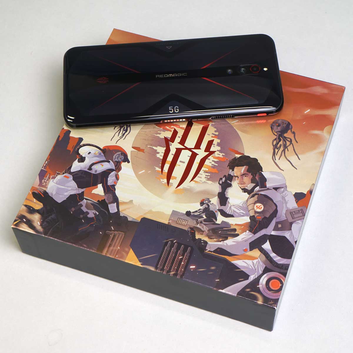 6���~��Ŕ�����ő��Q�[�~���O�X�}�z�A�k�r�A�uRedMagic 5�v���r���[