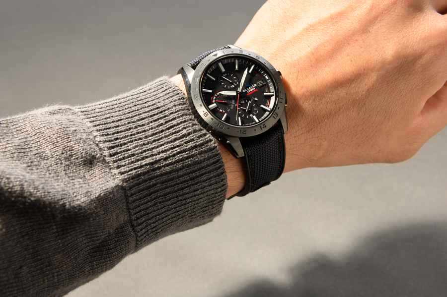 カシオ」×「ブリーフィング」の新作腕時計はミリタリズムなたたずまい 